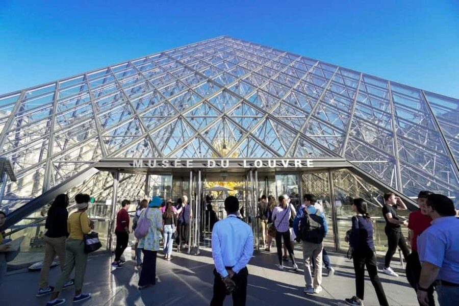 Paris: Louvre Museum Hosted Entry and Mona Lisa Audioguide - Key highlights that make this visit work