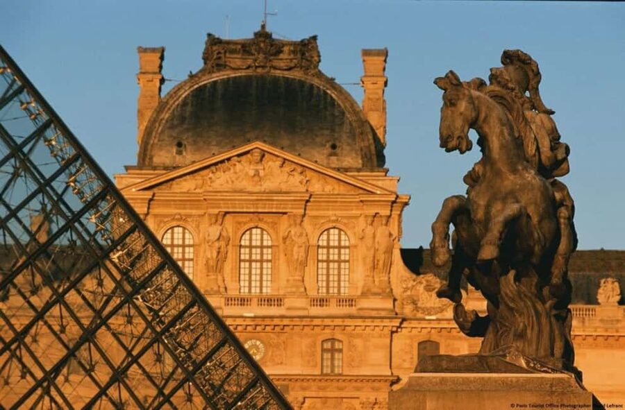 Paris: Louvre Museum Hosted Entry and Mona Lisa Audioguide - Timed Louvre entry with a host, so you start with momentum