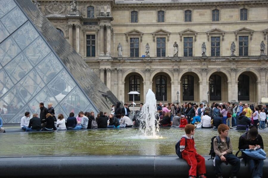 Paris: Louvre Museum Ticket and Mona Lisa Access with Host - Entering the Louvre, then using the host for momentum