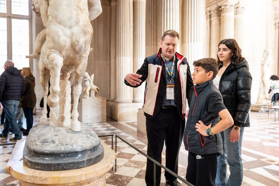 Paris: Louvre Private Family Tour for Kids + Reserved Entry - Entering The Louvre With a Family-Focused Time Plan