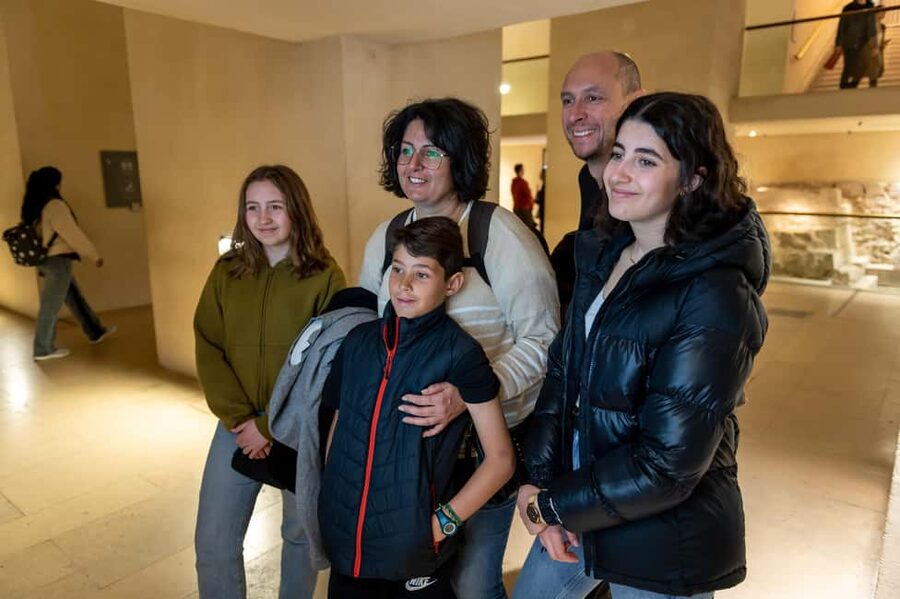 Paris: Louvre Private Family Tour for Kids + Reserved Entry - Real-World Guide Styles You Might Get