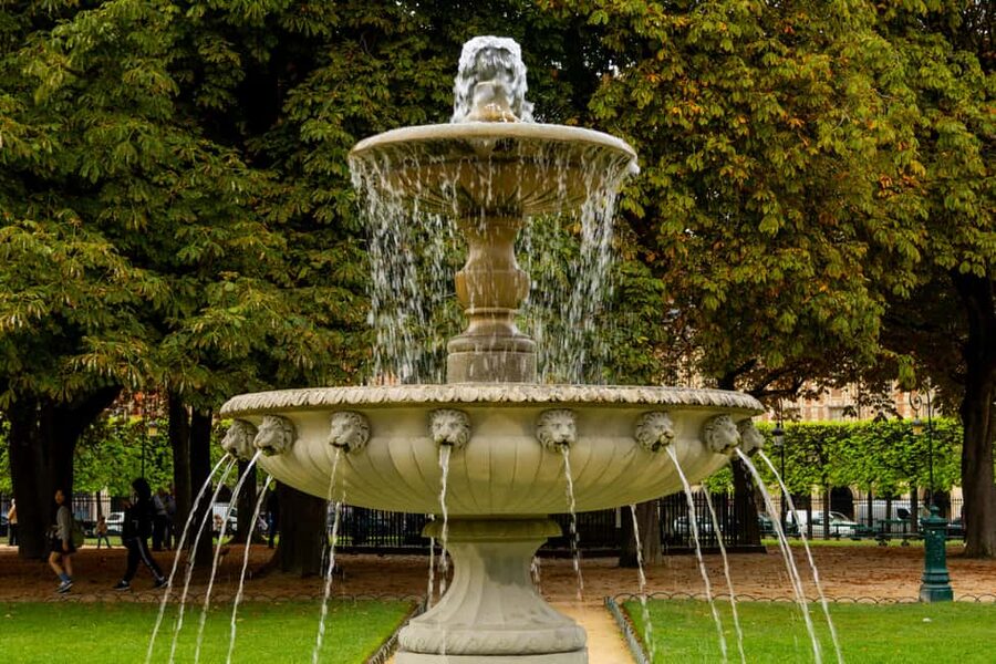 Paris: Marais without crowds. Guided Tour. - What the Guide Does With People: Fashion, Curiosity, and Clues