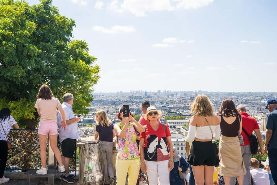 Paris Montmartre: 2-Hour City Tour in German - Weather, Pace, and the Human Part of the Tour
