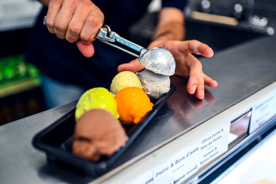 Paris: Montmartre Chocolate & Pastries Tour with 8+ Tastings - Stop 1: the delicate meringue warm-up