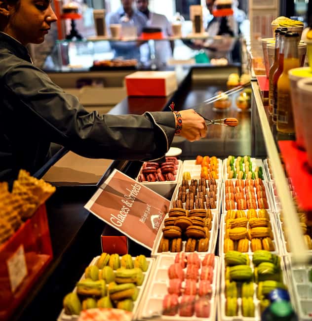Paris: Montmartre Chocolate & Pastries Tour with 8+ Tastings - Stop 7: macarons plus hot chocolate or iced cocoa near the monuments