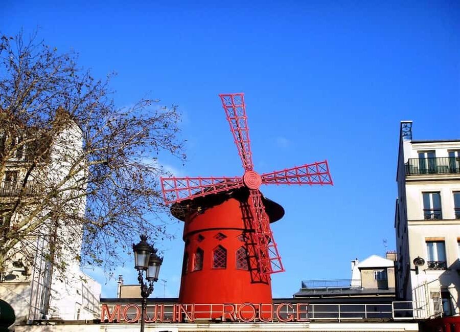 Paris: Montmartre Group Tour in German - Meeting point near Blanche: how to find the guide fast