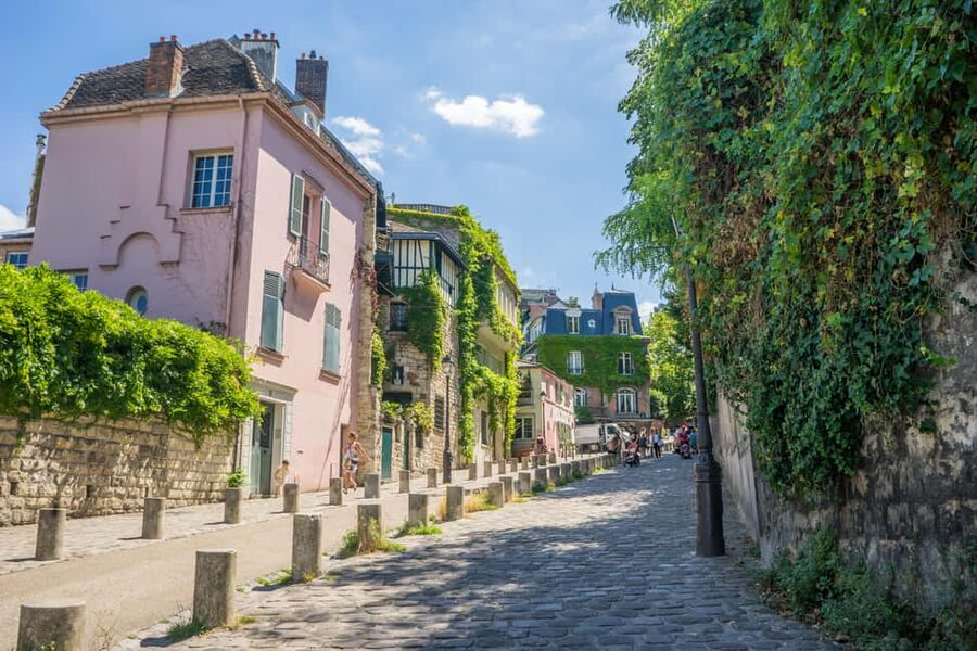 Paris: Montmartre Group Tour in German - German versus English days: how to choose the right time slot