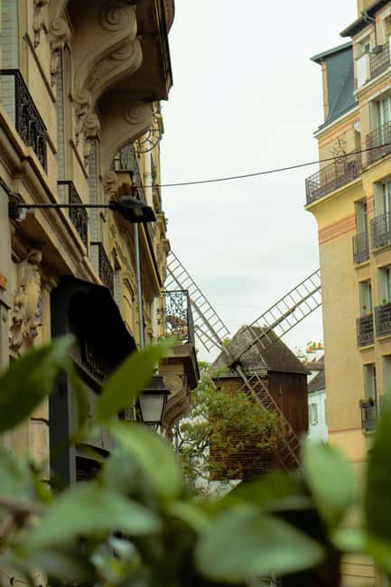 Paris: Montmartre Guided Walking Tour - The Extra Story Stop and the Climb to the Finish