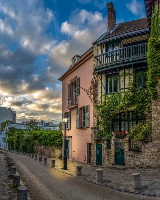 Paris: Montmartre Highlights Walking Tour with a Local Guide - Bateau-Lavoir: Where Modern Art Took Off