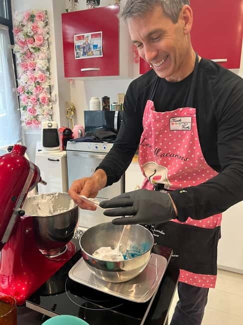 Paris: Montmartre Macaron Baking Workshop - Designing with a double nozzle, then filling your choices
