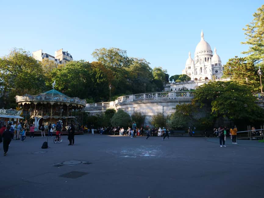 Paris: Montmartre Must-See Walking Tour with a Local Guide - Starting at Carrousel de Saint-Pierre and spotting your guide