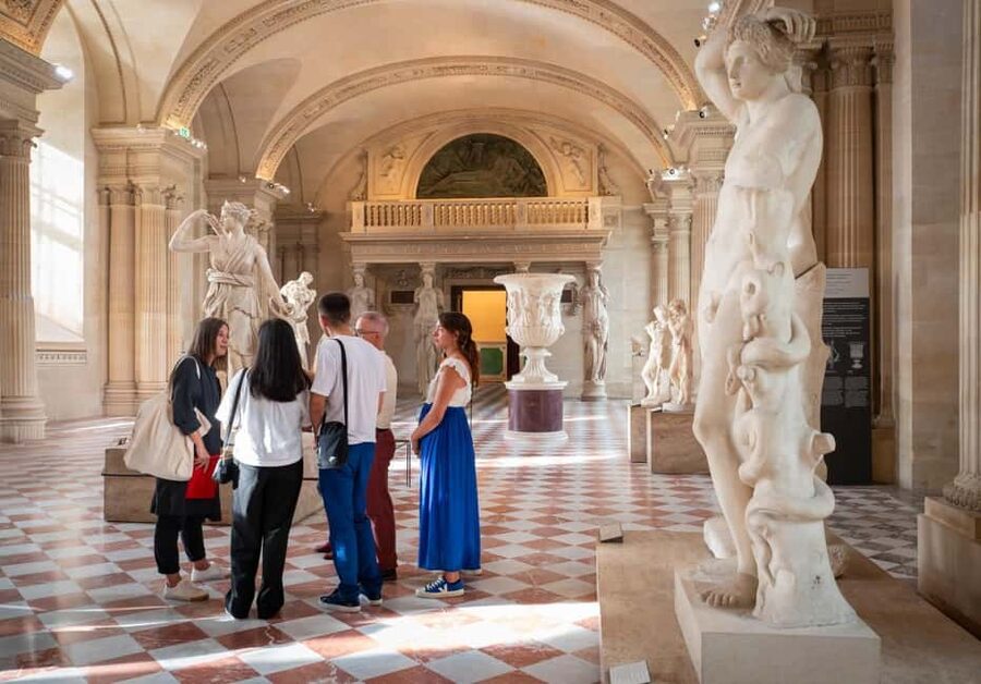 Paris: Montmartre, Notre-Dame, & Louvre Tour with Cruise - Your free time hour in Paris: use it for food and a breather