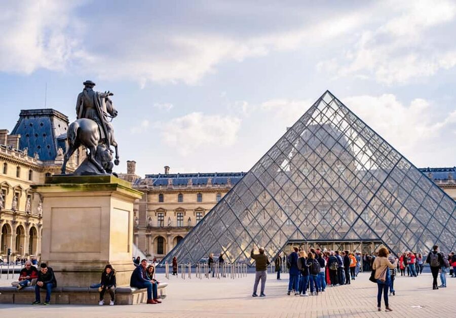 Paris: Montmartre, Notre-Dame, & Louvre Tour with Cruise - Guides matter: the biggest reason this day feels smooth