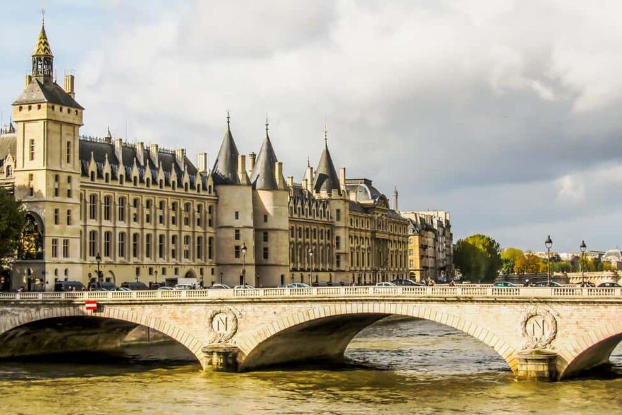 Paris: Notre Dame and Île de la Cité Walking Tour - Hôtel-Dieu and the hospital legacy you might miss otherwise