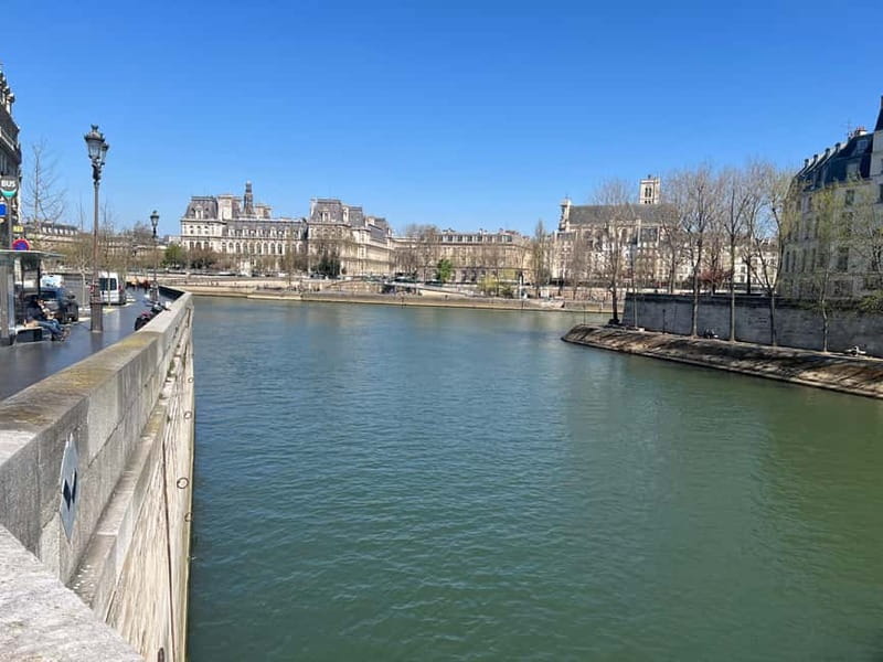Paris: Notre-Dame Cathedral Exterior Tour - Dress code and what can stop entry