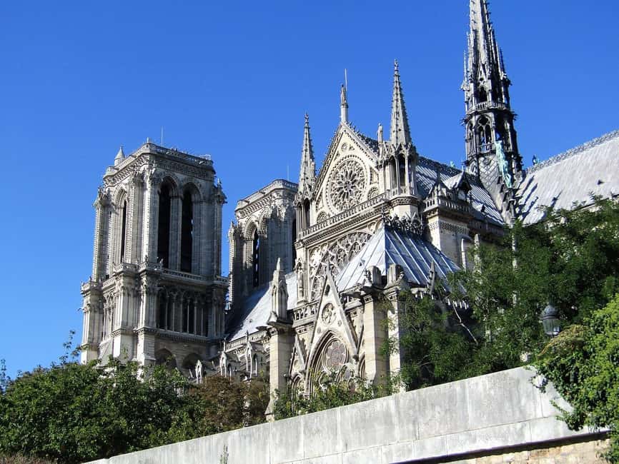 Paris: Notre Dame Guided Tour with Reserved Access option - Meeting at Charlemagne statue, getting in with less stress