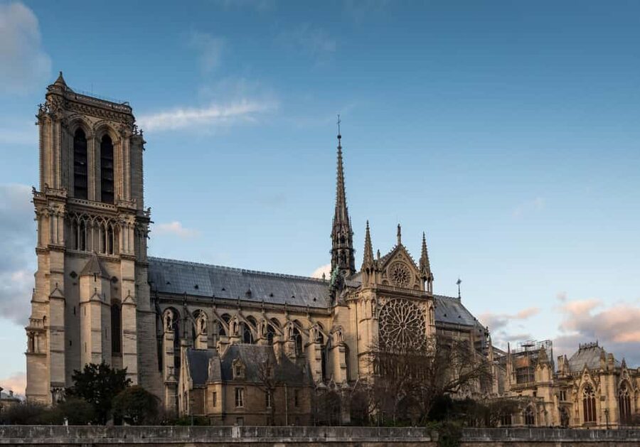Paris: Notre Dame Outdoor Tour with Sainte-Chapelle / Crypt. - Meeting at Pont au Double: easy start, good momentum