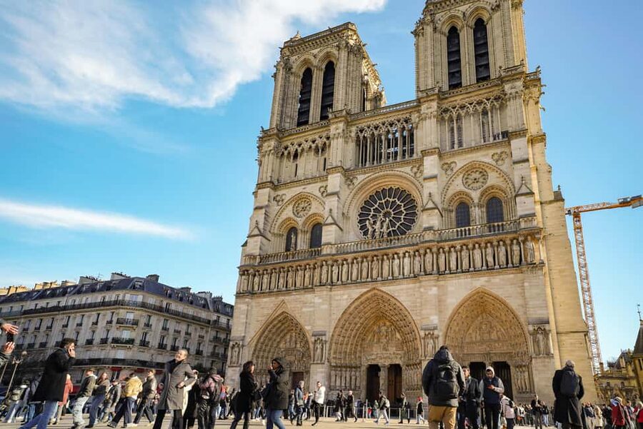 Paris: Notre-Dame Professional Guided Tour with Free Entry - Notre-Dame on Île de la Cité: the location lesson that changes your visit