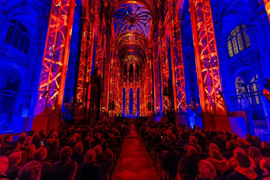 Paris: Nouveau spectacle Son et lumière - LUMINISCENCE - What I Think You Will Notice Most: Live Organ, Precise Lights, Real Stage Energy