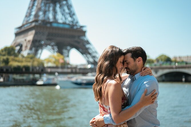 Paris One-Hour Private Photo Shoot - Pick your backdrop: Eiffel Tower, Montmartre, Louvre, or your own plan