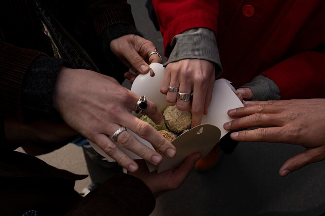 Paris: Pastries & Tragedies - A sweet tour of Montmartre - The storytelling style: how the mix keeps it from getting heavy