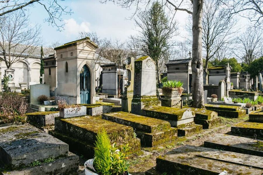 Paris: Pere Lachaise Cemetery Guided Tour - A Hilltop Open-Air Museum With 70,000 Graves