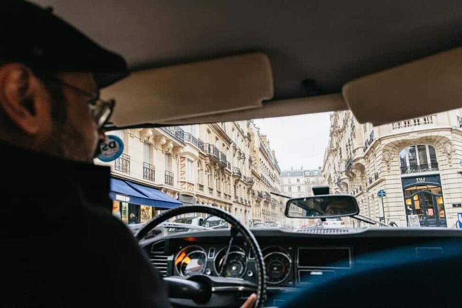 Paris: Private Guided City Tour in a Traction Avant or DS 21 - Louvre Pyramid and Notre-Dame: seeing the center without tickets eating your day