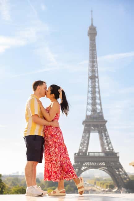 Paris: Private Photoshoot at the Eiffel Tower - Why a private Eiffel Tower shoot feels easier than selfies