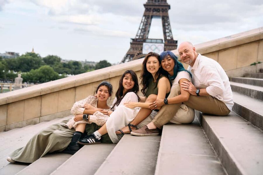 Paris: Professional Photoshoot by the Eiffel Tower - Unlimited Photos Plus Real-Time Viewing on a Big Screen
