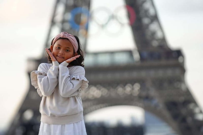 Paris: Professional Photoshoot by the Eiffel Tower - How the Photographer Helps You Look Good Without Overthinking