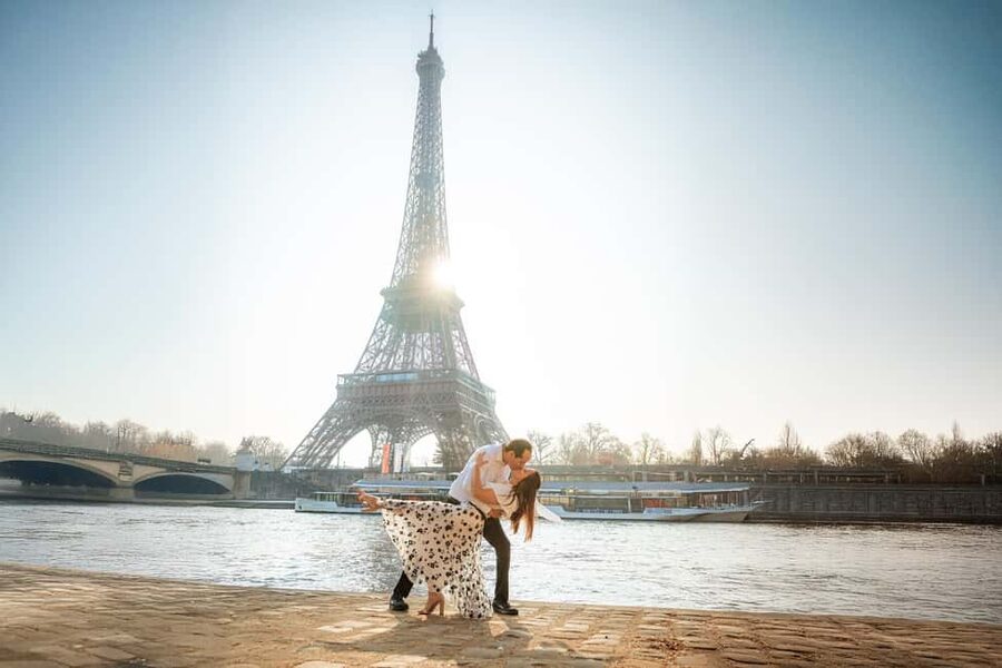 Paris: Professional Photoshoot with the Eiffel Tower - Editing and delivery: what 48-hour photos mean for your trip