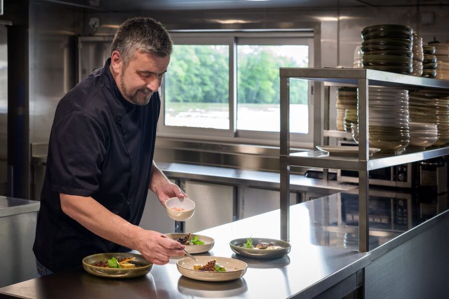 Paris: Romantic Cruise with 3-course Dinner on Seine River - Should You Book This Paris Seine Dinner Cruise?