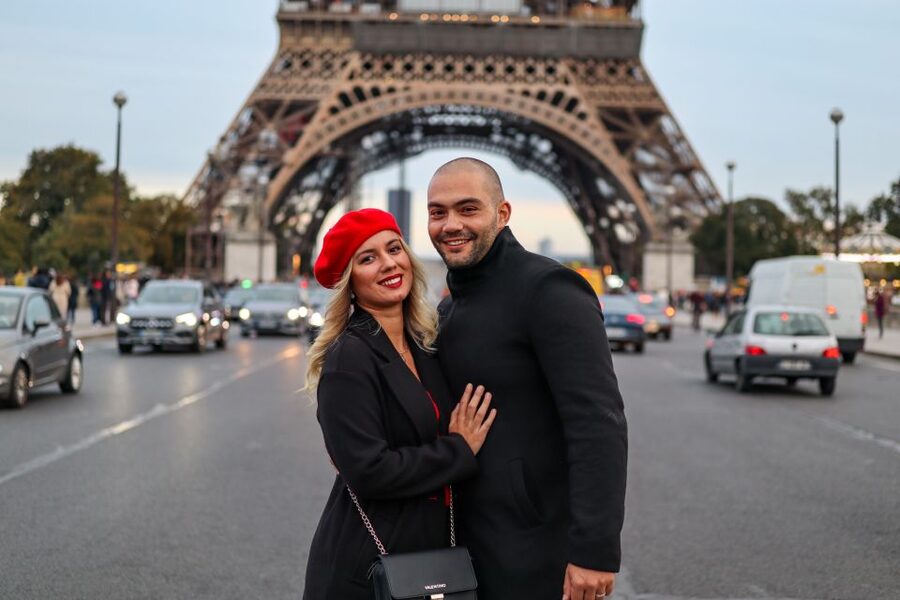 Paris: Romantic Photoshoot for Couples - Timing, crowds, and choosing the right moment to shoot