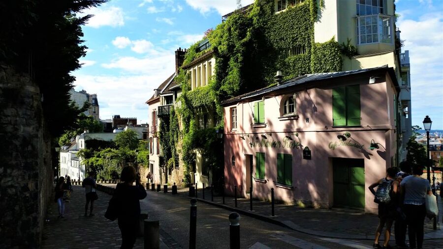 Paris: Sacré-Coeur and Montmartre Tour with Expert Guide - The climb reality: stairs, steep inclines, and pacing that makes it doable