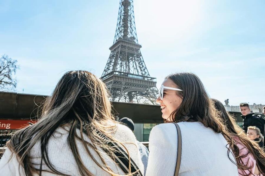 Paris: Seine Cruise and Macaron Tasting by the Eiffel Tower - Macaron Tasting at MAKDAMIA, 13 Rue de Monttessuy
