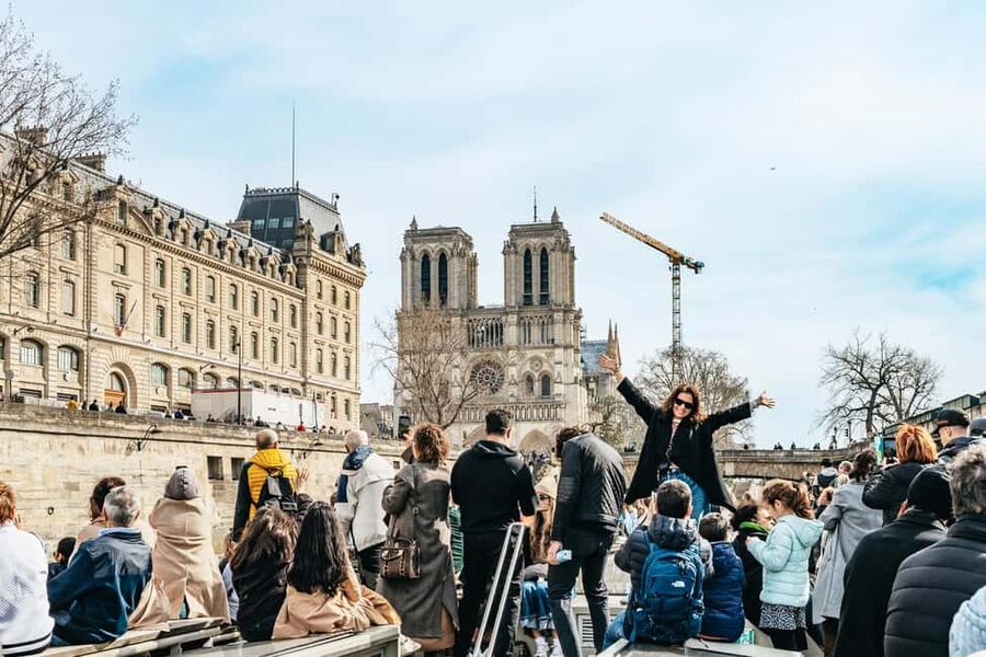 Paris: Seine Cruise and Macaron Tasting by the Eiffel Tower - Practical Tips to Get Better Views and Fewer Annoyances