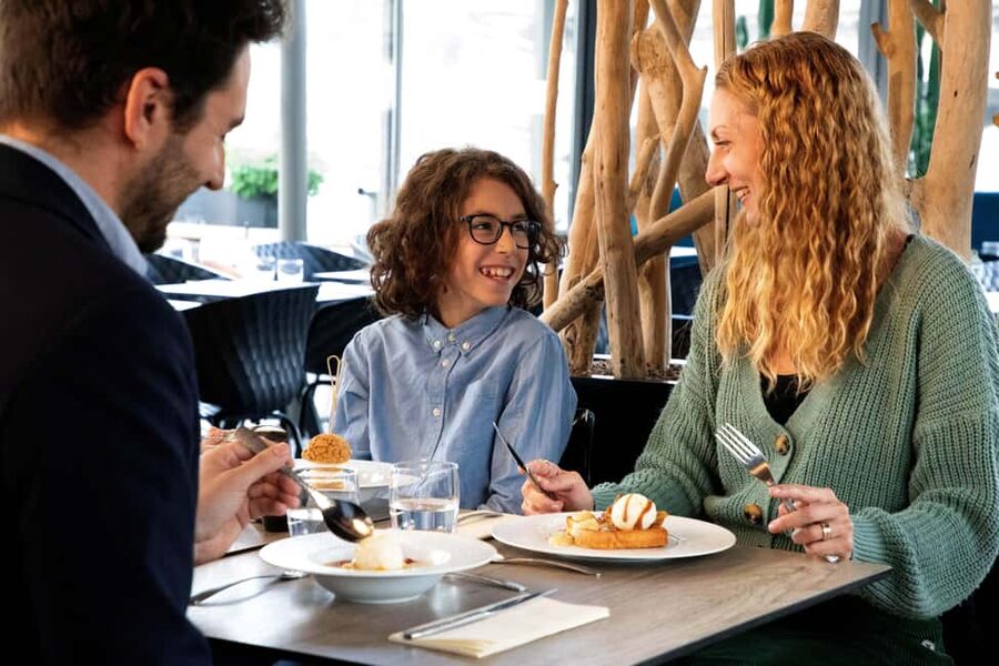 Paris: Seine River Cruise and 3-course Bistro Lunch - Eiffel Tower Lunch and Seine Cruise, the Simple Way to See Paris