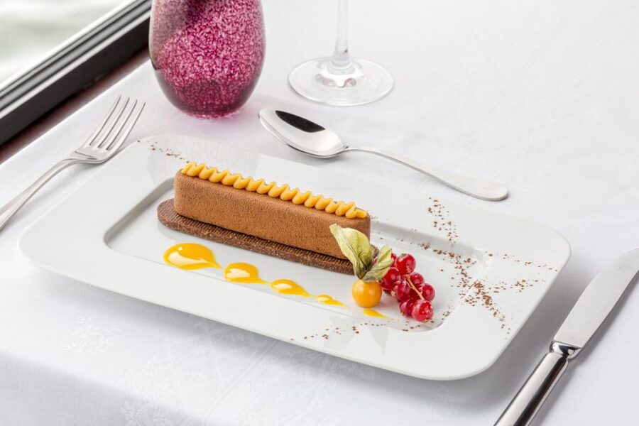 Paris: Seine River Cruise with 3-Course Dinner & Live Music - Two sailings, two moods: 6:45 PM versus 9:15 PM