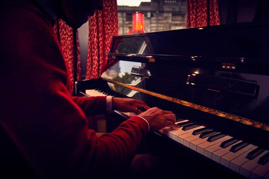 Paris: Seine River Cruise with 3-Course Dinner & Live Music - Live singer pianist: how the music actually works with the views