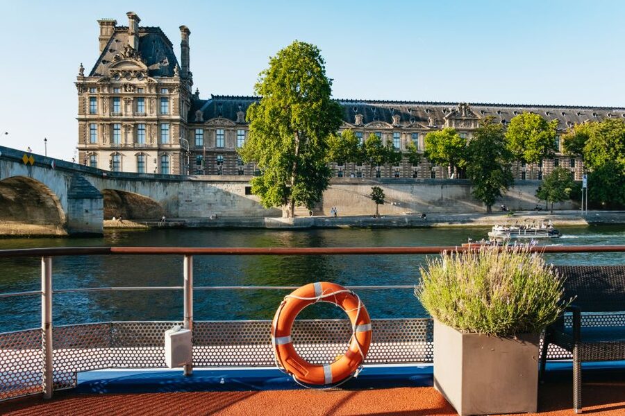 Paris: Seine River Panoramic Views Dinner Cruise - Timing on the River: The 105 Minutes That Matter
