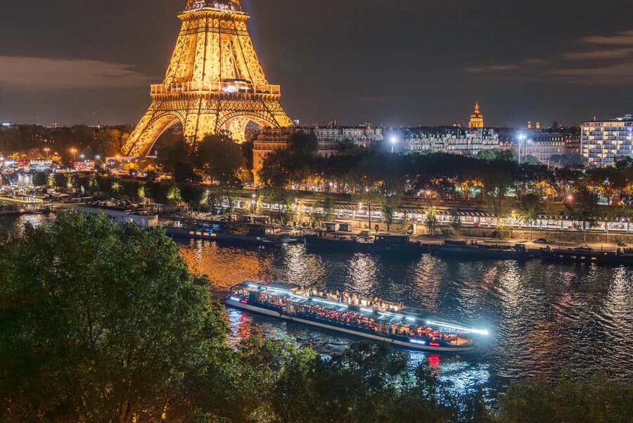 Paris: Seine River Sightseeing Cruise by Bateaux Mouches - The smartphone audio guide: great concept, watch for volume