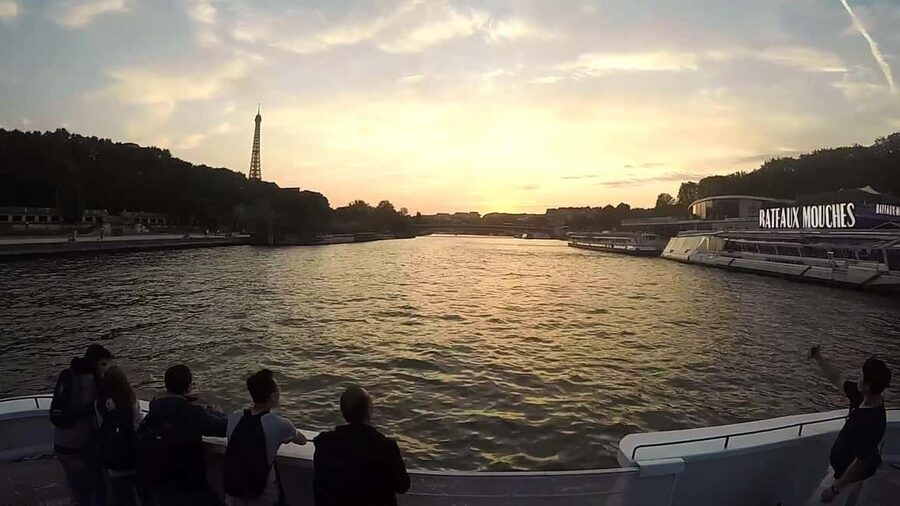 Paris: Seine River Sightseeing Cruise by Bateaux Mouches - Sparkling cruise with champagne: a fun add-on with a catch