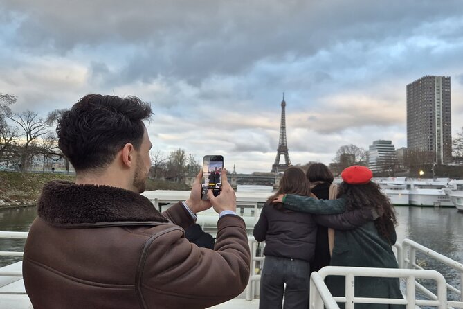 Paris Seine River Sightseeing Guided Cruise Vedettes du Pont Neuf - Live guide narration, and how to get the most from the audio