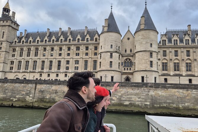 Paris Seine River Sightseeing Guided Cruise Vedettes du Pont Neuf - Price and value: why this one hour costs so little