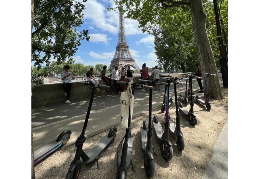 Paris: Small-Group E-Scooter Tour with a Local Guide - Concorde Square, Champs-Élysées, and the Arc de Triomphe stops that keep momentum