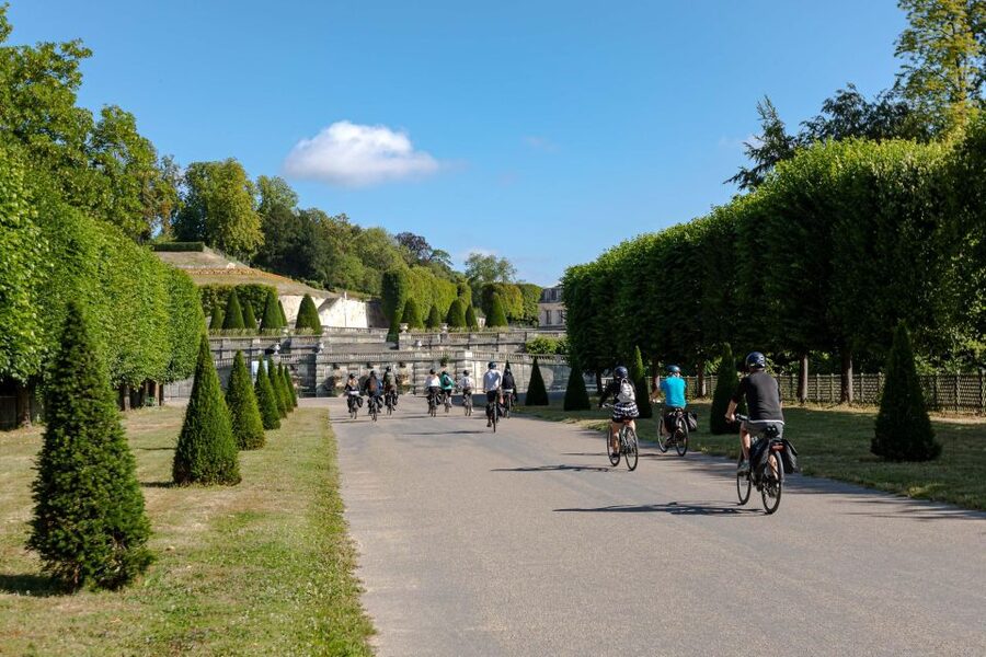 Paris: Versailles Palace and Queen Hamlet E-Bike Tour - Notre-Dame market picnic: the lunch strategy I actually like