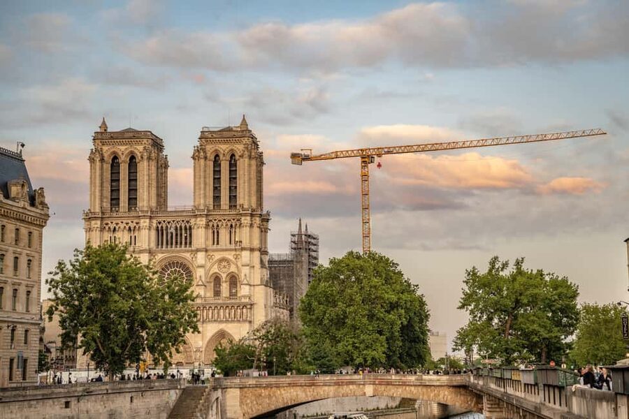 Paris: Walking Tour with Notre Dame or Ste-Chapelle Access - Quick hits