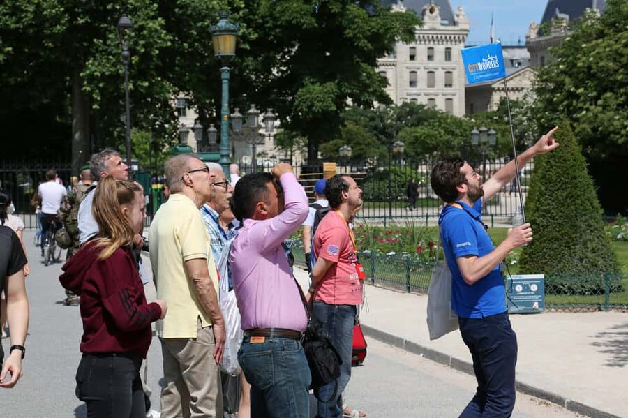 Paris: Walking Tour with Notre Dame or Ste-Chapelle Access - Walking the Seine line: Pont Neuf, Conciergerie, and the story the stones tell