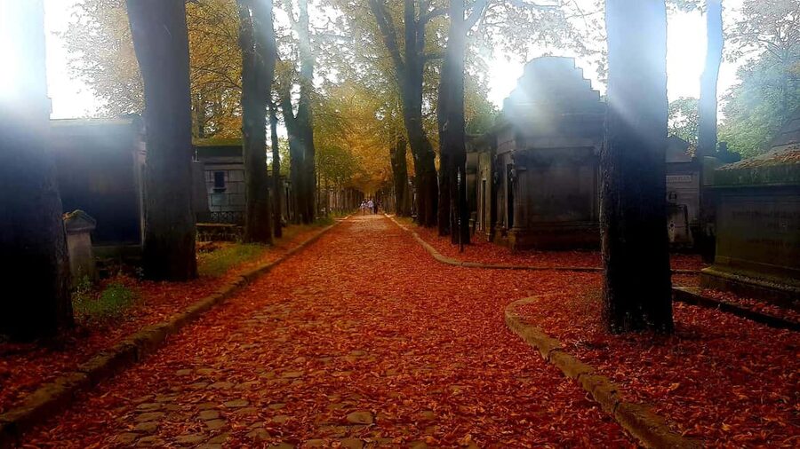 Père-Lachaise : histoires et mystères contés par un comédien - Why a performer tells Père-Lachaise so well