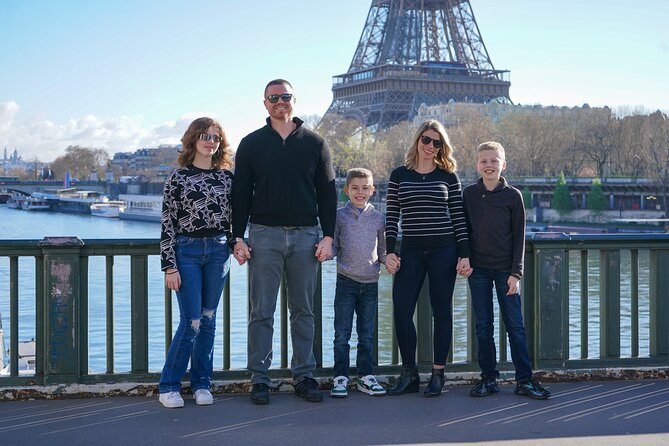 Photo Session in Paris - Photographer at the Eiffel Tower - Finish in the gardens: green backdrops for softer portraits